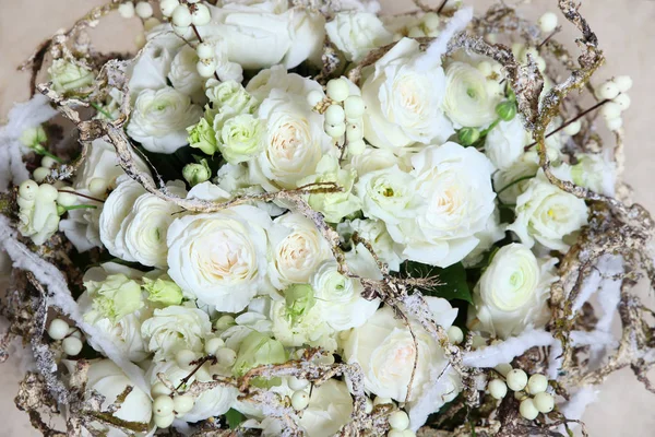 Hermoso ramo blanco de flores —  Fotos de Stock