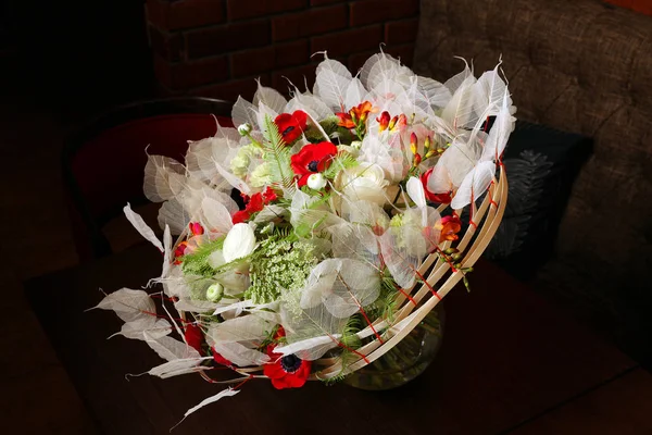 Buquê de flores com anêmonas e ranúnculos — Fotografia de Stock