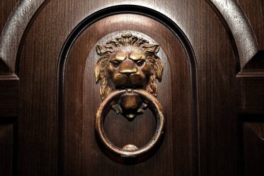 Kapı kolu, aslan başı