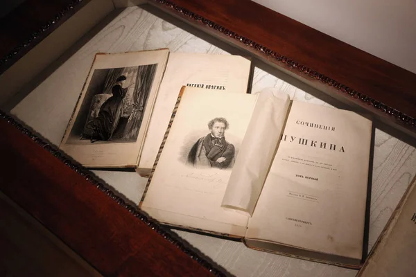 Œuvres d'Alexandre Pouchkine, volume un, édition de 1855 et le — Photo