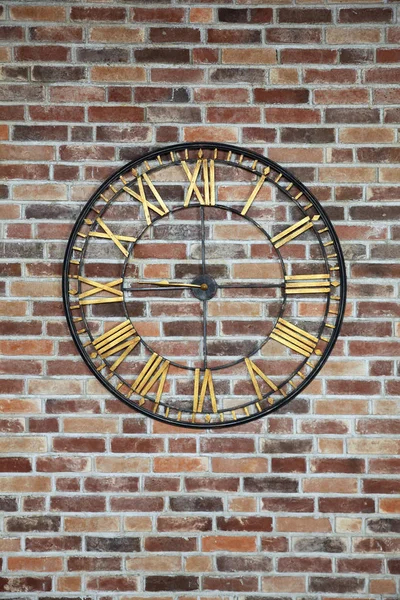 Fondo de pared de ladrillo con reloj — Foto de Stock