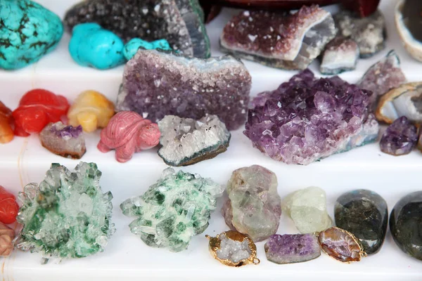 Exposición de diversas gemas y minerales — Foto de Stock