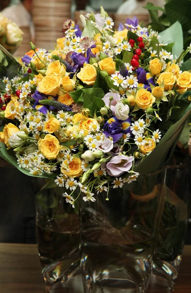 Schöner Blumenstrauß Aus Rosen Und Gänseblümchen — Stockfoto