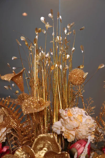 金色的人造花的背景 — 图库照片