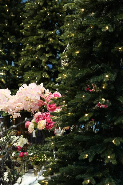 Árbol de fondo de Navidad con decoración y flores — Foto de Stock