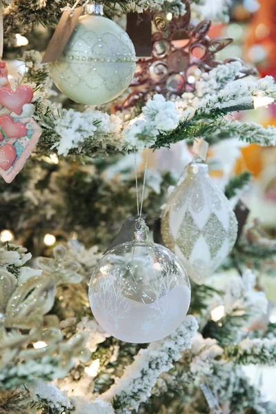 Fondo de Navidad de ramas de árbol con bolas — Foto de Stock