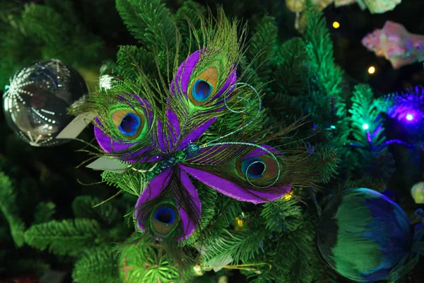 Fondo de Navidad, mariposa en el árbol — Foto de Stock