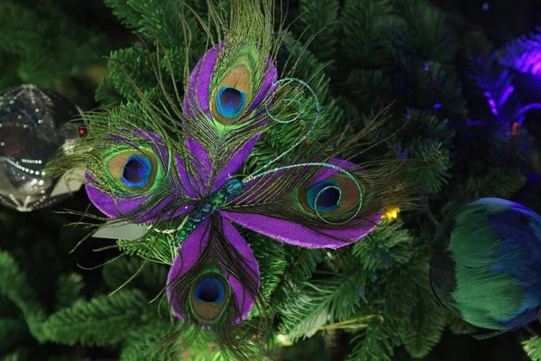 圣诞节的背景下，树上的蝴蝶 — 图库照片