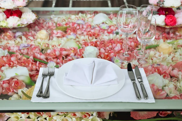 Wedding decor, table decoration with flowers — Stock Photo, Image