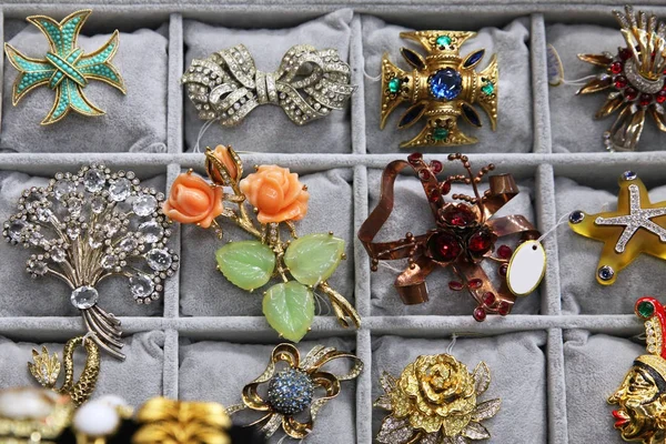 Bit pazarı, güzel broş, vitrin