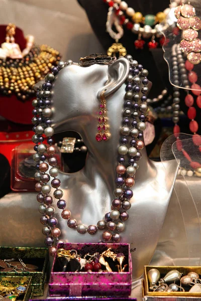 Vackra smycken gjorda av pärlor och andra naturliga material — Stockfoto