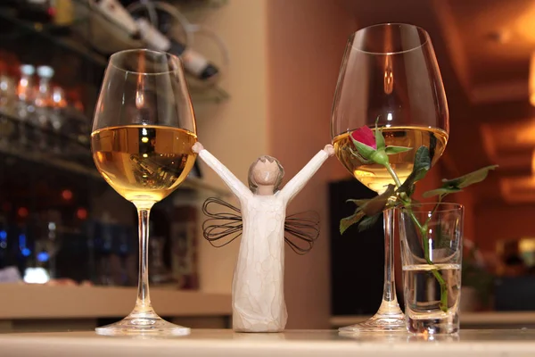 Ρομαντικό δύο ποτήρια με κρασί και Άγγελος — Φωτογραφία Αρχείου