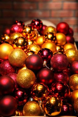 Birçok altın ve kırmızı Noel topları