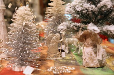 Masanın üzerinde orijinal Noel dekorasyon