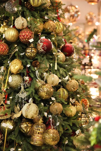 Árbol de Navidad con juguetes y luces doradas — Foto de Stock