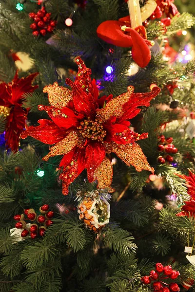 Fragment d'arbre de Noël avec décorations — Photo