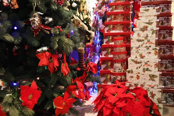 Рождественская елка с кучей подарков — стоковое фото