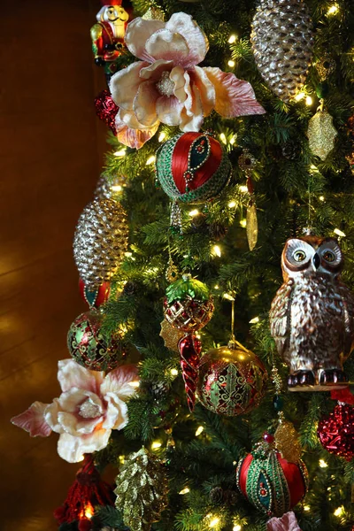 Árbol de Navidad con luces y hermosos juguetes — Foto de Stock