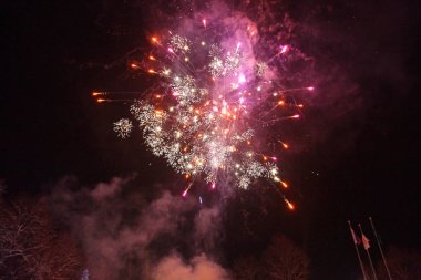 Havai fişek ile kış gökyüzü
