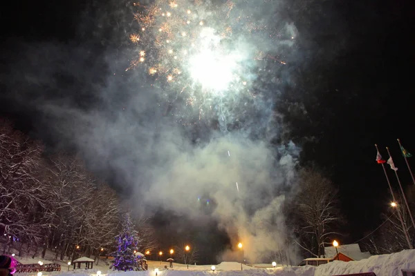 Téli szórakozás tűzijátékkal — Stock Fotó