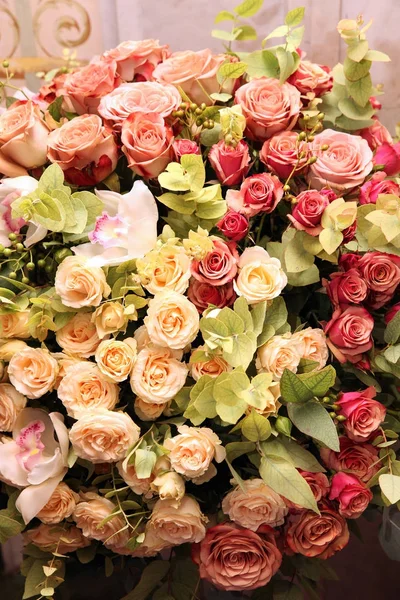 Buquê enorme de rosas com orquídeas — Fotografia de Stock