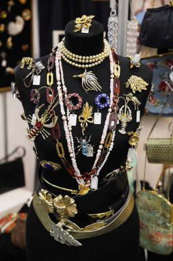 Manken üzerinde birçok farklı ilginç dekorasyon