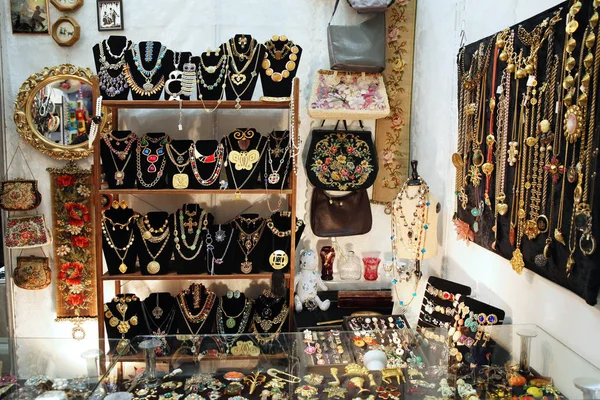 Escaparate tienda con un montón de joyas — Foto de Stock