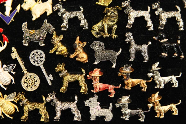 Köpekler şeklinde birçok farklı takı broş — Stok fotoğraf