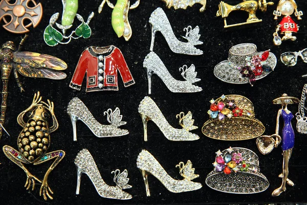 Smycken massor av vackra broscher — Stockfoto