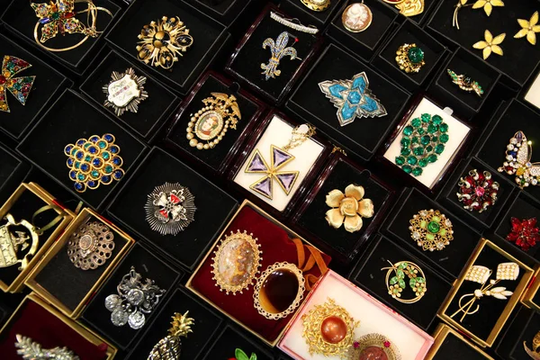 Šperky spousta různé brože — Stock fotografie