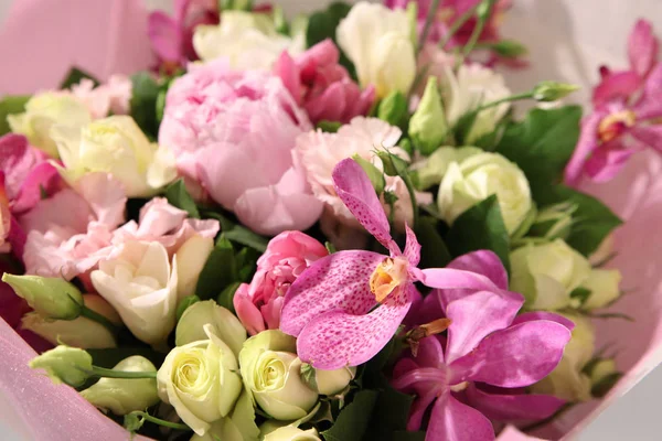 Jemná růžová kytice s orchidejí — Stock fotografie