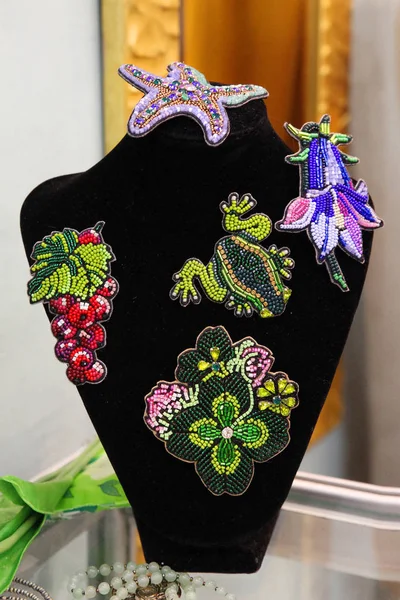 Broches brilhantes coloridos decorados com contas — Fotografia de Stock