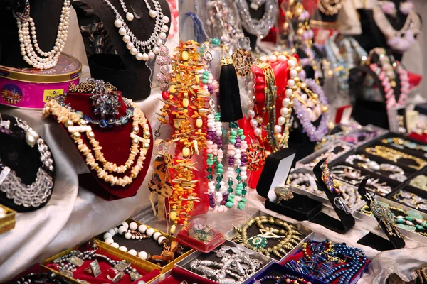 Många kvinnor smycken och halsband — Stockfoto