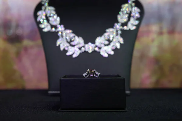 Lindo colar de diamantes e anel — Fotografia de Stock