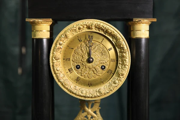 Vintage grote gouden horloge closeup — Stockfoto