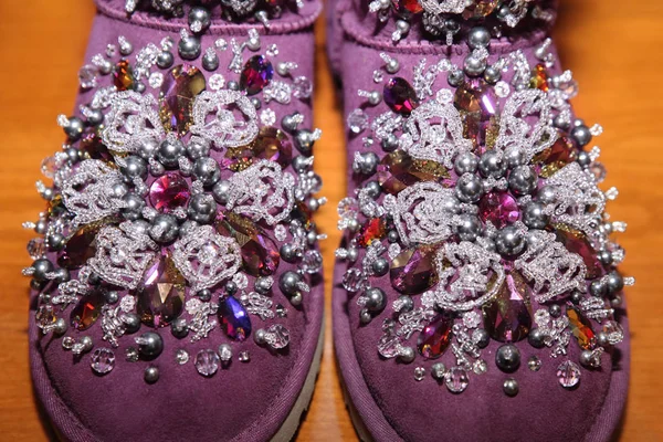 Téli cipő díszített gyöngy és strassz — Stock Fotó