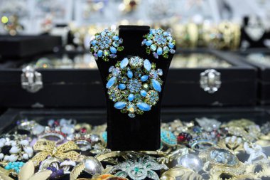 Taşlar ve mavi tonları rhinestones güzel takı