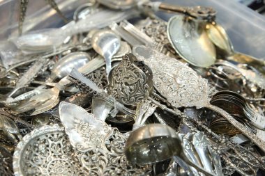 Bit pazarı, gümüş çatal bıçak takımı