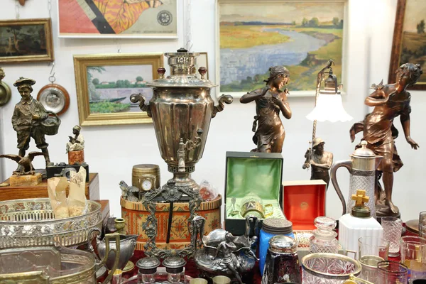 Semaver, heykeller, bit pazarı üzerinde rakamlar