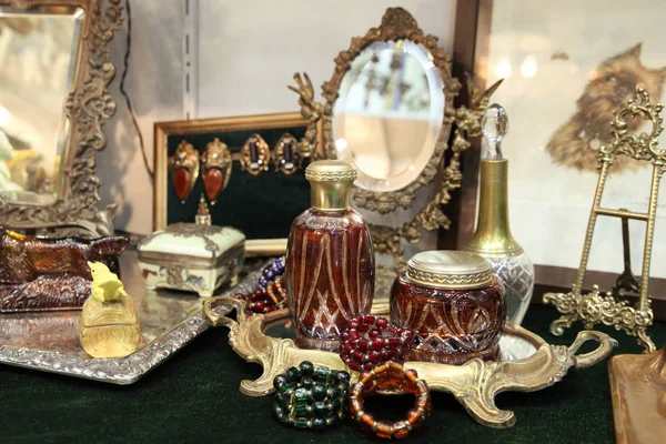 Belos itens vintage, espelho e jóias . — Fotografia de Stock