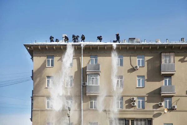 Sok munkás van, aki eltakarítja a havat a tetőről. Moszkva. 2018.03.06. — Stock Fotó