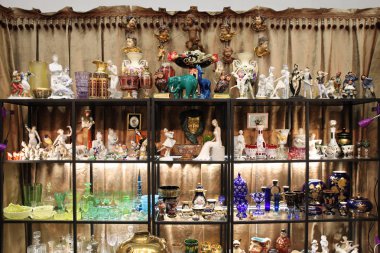 Güzel ekran vintage figürler ve mutfak eşyaları