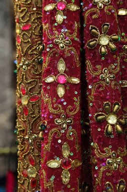 İşlemeli bez boncuk ve rhinestones ile dekore edilmiş