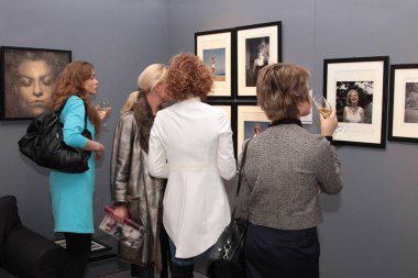İnsan üzerinde bir sergi Sam Shaw'ın resimleri izliyor