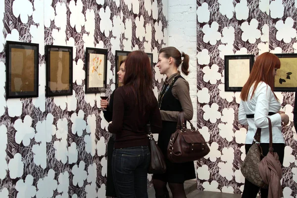 Gadis-gadis mempertimbangkan untuk mengadakan pameran karya di galeri . — Stok Foto