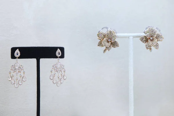 Olika två par örhängen översållad med diamanter — Stockfoto
