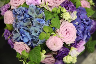 Pembe güller, mavi ortanca, kırmızı yapraklı dallar, Lysian