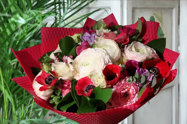 Buquê de flores com anêmonas vermelhas e ranúnculos brancos — Fotografia de Stock