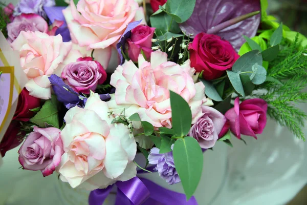 Buquê de flores coloridas de rosas rosa de cores diferentes — Fotografia de Stock