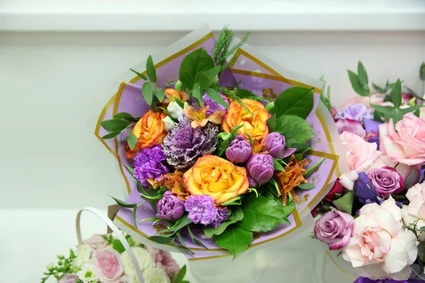 Violette Tulpen, Nelken, gelbe Rosen, ein schöner Strauß von — Stockfoto